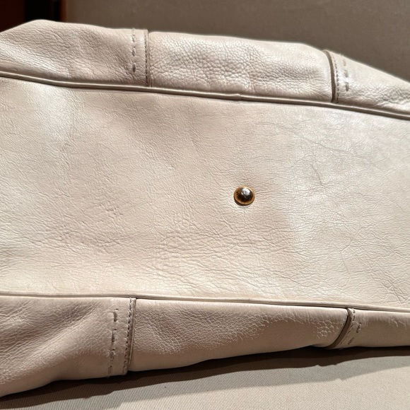Yves Saint Laurent Cream Shoulder Bag with Gold Details - Picture 6 of 9